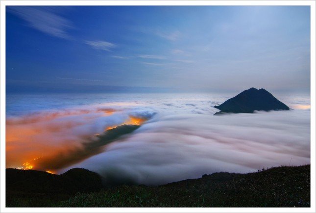 05- 鳳凰雲海  雲霧浸滿山頭，只有鳳凰山露出山峰。  拍攝資訊: F4, 25S, ISO200