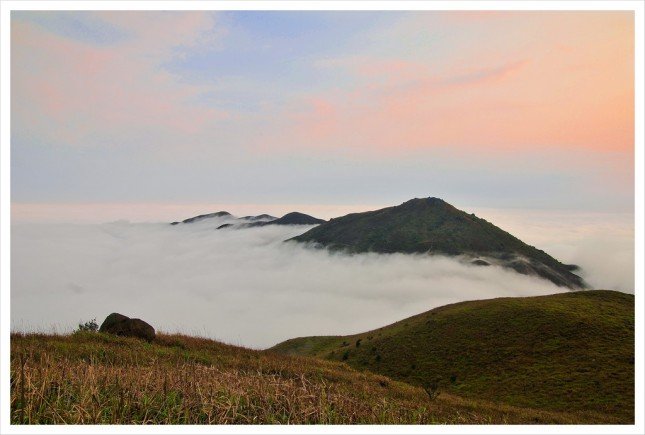 08- 三山台 三連山峰浮在白雲之上，如幻似真。 拍攝資訊: F8, 1/160S, ISO100