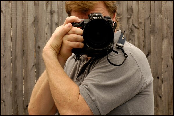 由攝影大師 Joe McNally 示範終極手持相機而保持穩定的方法！
