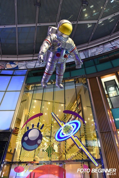 巨型的太空人公仔懸掛在天花，很有氣勢！