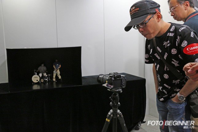 會場也有一個區域供參加者測試EOS 70D於黑暗環境下的自動對焦功能,效果快速流暢!而且輕觸螢幕即能作主體對焦,也很方便作隨時轉換對焦點。