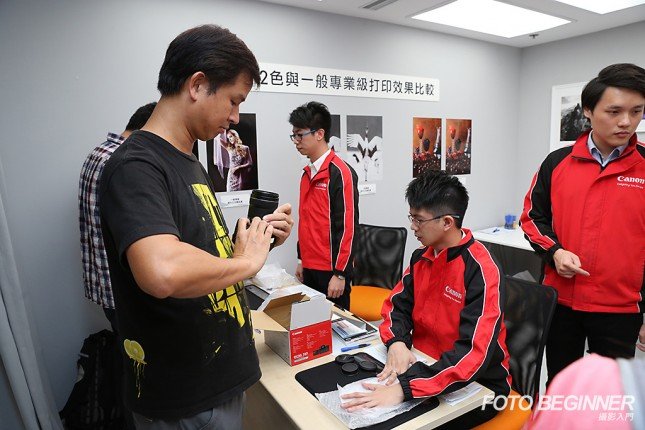 參加者細心檢查EOS 70D,高高興興回家寫「開箱文」!