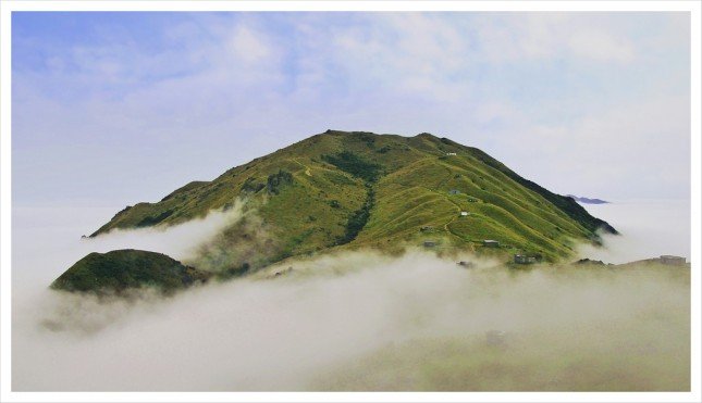 09- 蜿蜒小徑 從二東山回望大東山優美山脈。 拍攝資訊: F8, 1/160S, ISO100