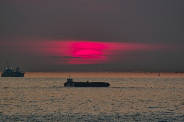 利用長焦把夕陽拍得更大。(Photo by halfrain)