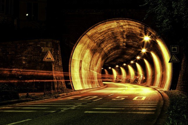 使用手動模式可以充份掌握曝光時間,在拍夜景照時常常會用到。 Photo by {link:https://www.flickr.com/photos/lanier67/7428170934}Raul Lieberwirth{/link}