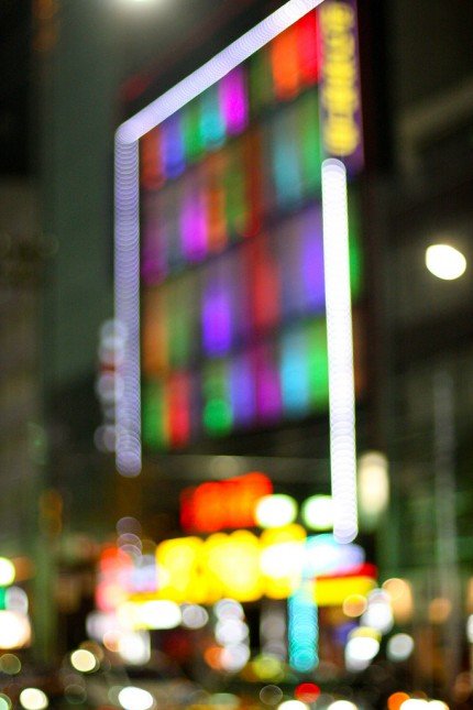 手動對焦可以讓你把街頭的霓虹光管拍成散景,很特別的! Photo by {link:https://www.flickr.com/photos/pagedooley/6782364685}Kevin Dooley{/link}