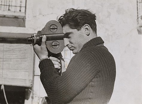 Robert Capa (原名:André Friedmann) Photo from Wikipedia