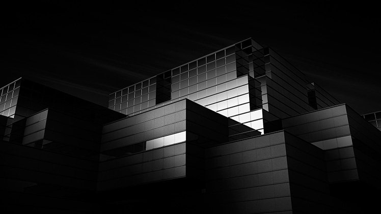 利用黑白效果捕捉建築物的光暗,會帶出另一番風味! Photo by Jin Mikami
